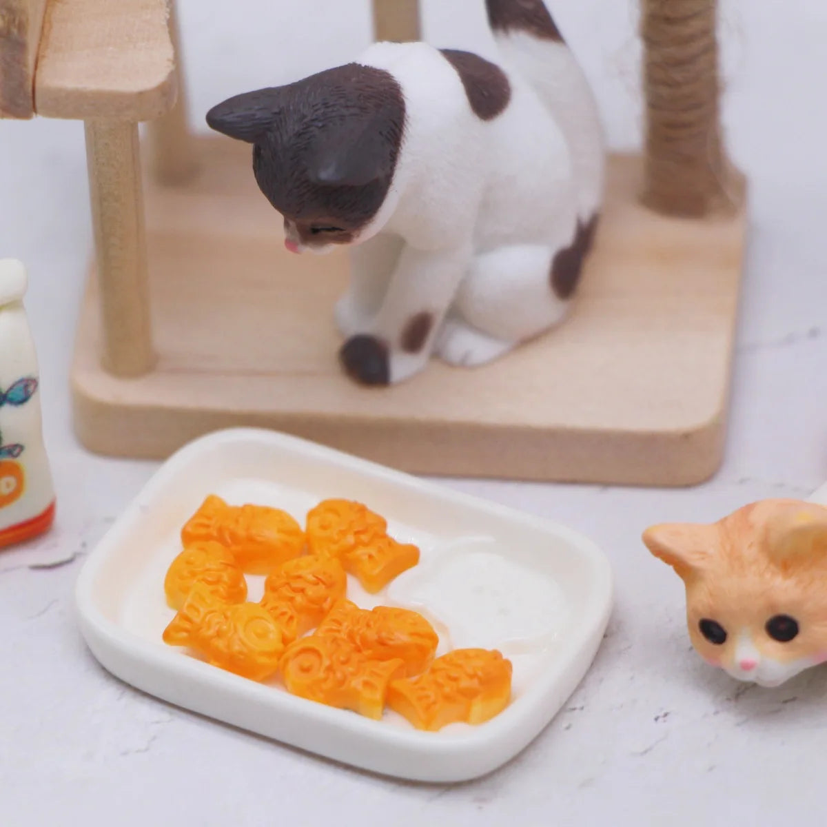Dollhouse Miniature Wooden Cat Climbing Frame Has Jute Scratching Reversible Cat Tree Mini Resin Cat Food Model Furniture Decor