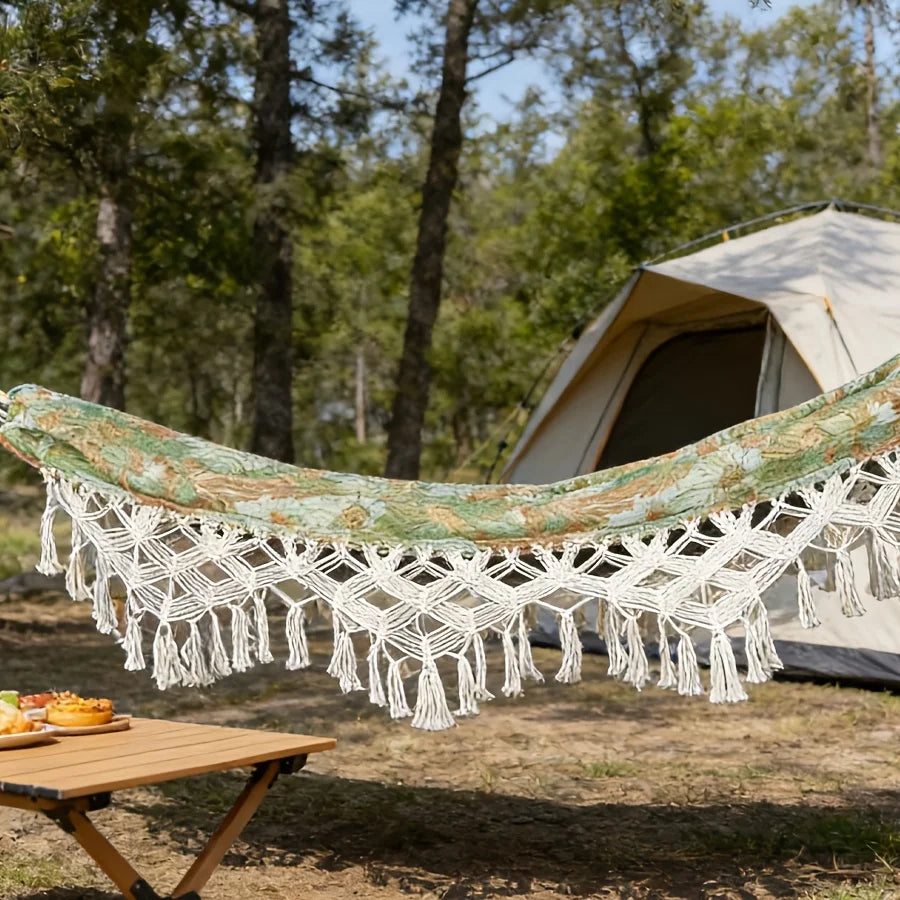 The new Bohemian-style fringed single-person and double-person hammocks are suitable for outdoor garden camping. They come with